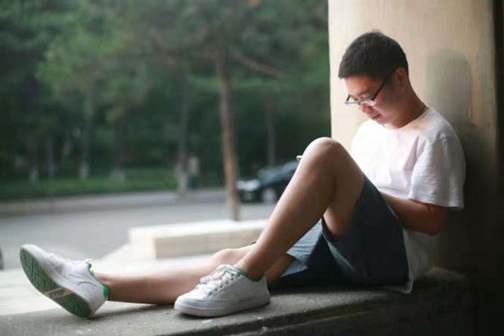 男人抱着女人低可信度描述已自动生成