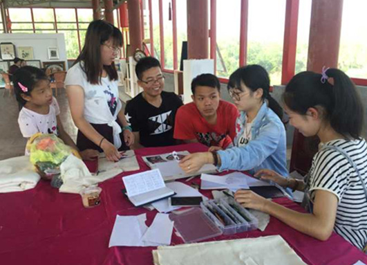 同学们与赵厂长一同商议设计细节