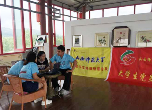 同学们在基地进行设计